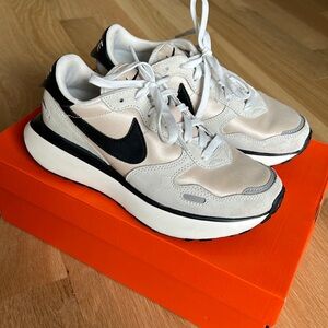 Nike Phoenix Waffle Women’s Sneakers